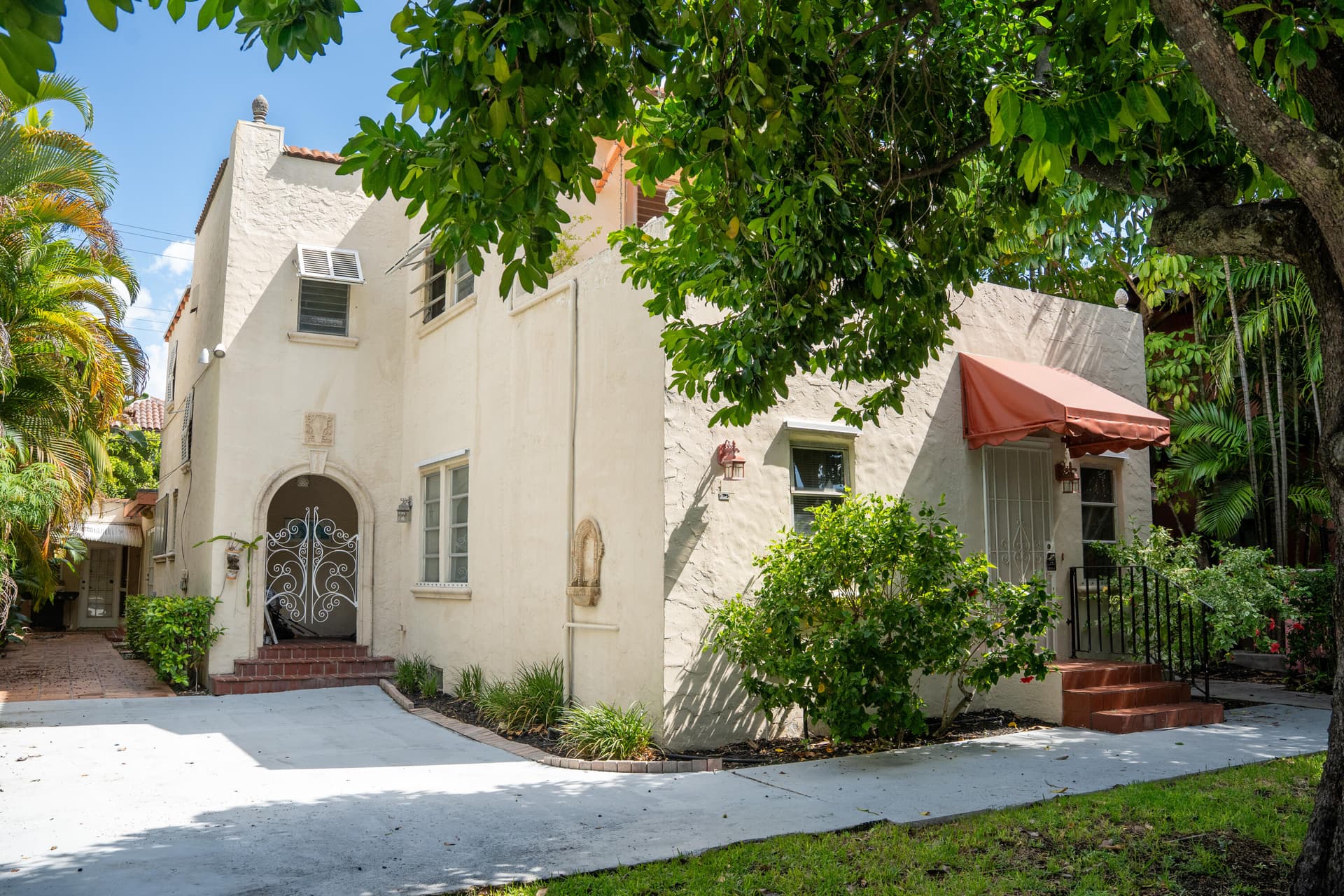 219 Seminole Avenue, Palm Beach, FL 33480 in Palm Beach - property photo 2