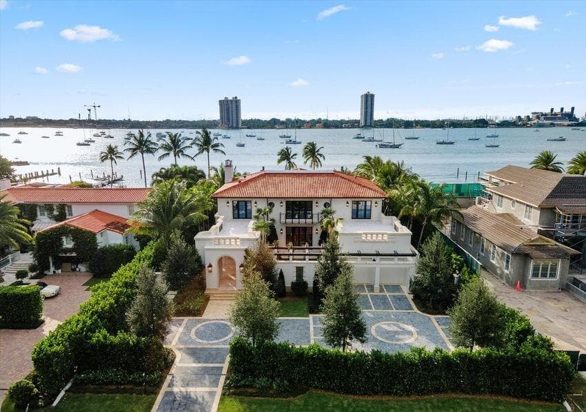 1260 N Lake Way in Palm Beach / BELLO LIDO