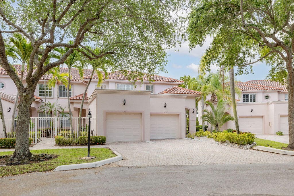 8050 Aberdeen Drive #202 in Boynton Beach / CANTERBURY AT ABERDEEN CONDO