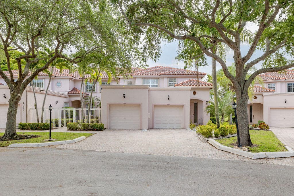 8050 Aberdeen Drive 202, Boynton Beach, FL 33472 in Boynton Beach - property photo 3