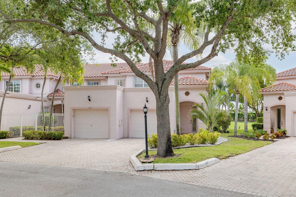 8050 Aberdeen Drive 202, Boynton Beach, FL 33472 in Boynton Beach - property photo 4