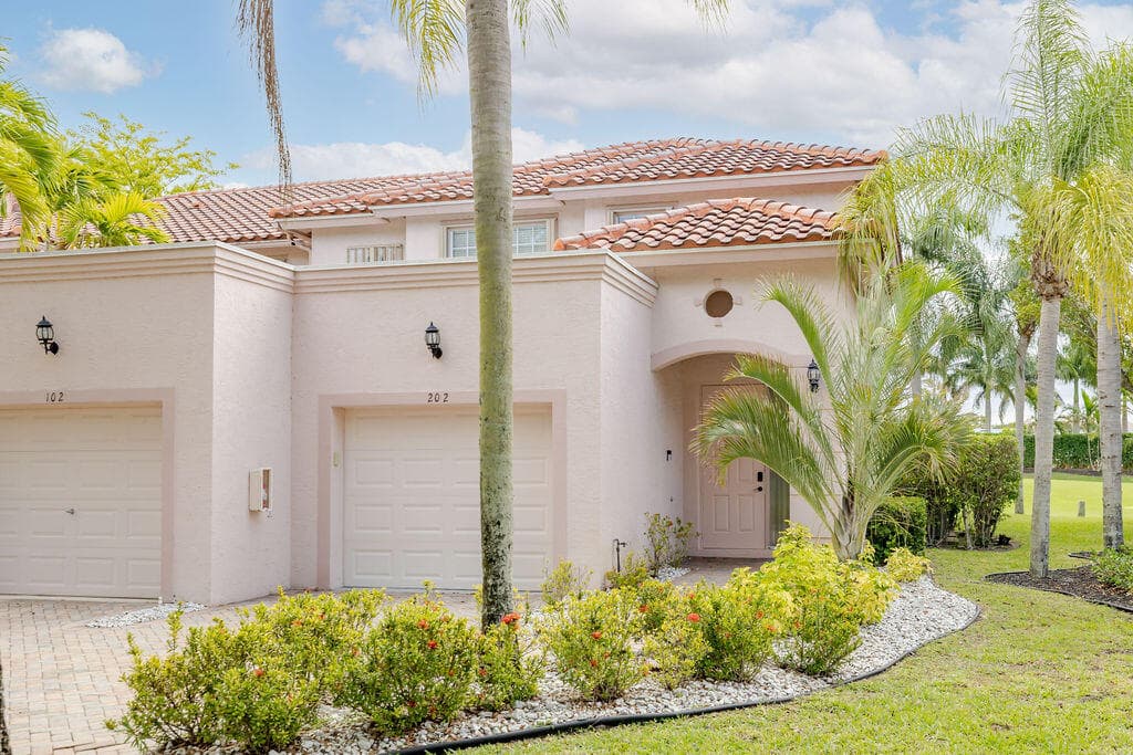 8050 Aberdeen Drive 202, Boynton Beach, FL 33472 in Boynton Beach - property photo 5