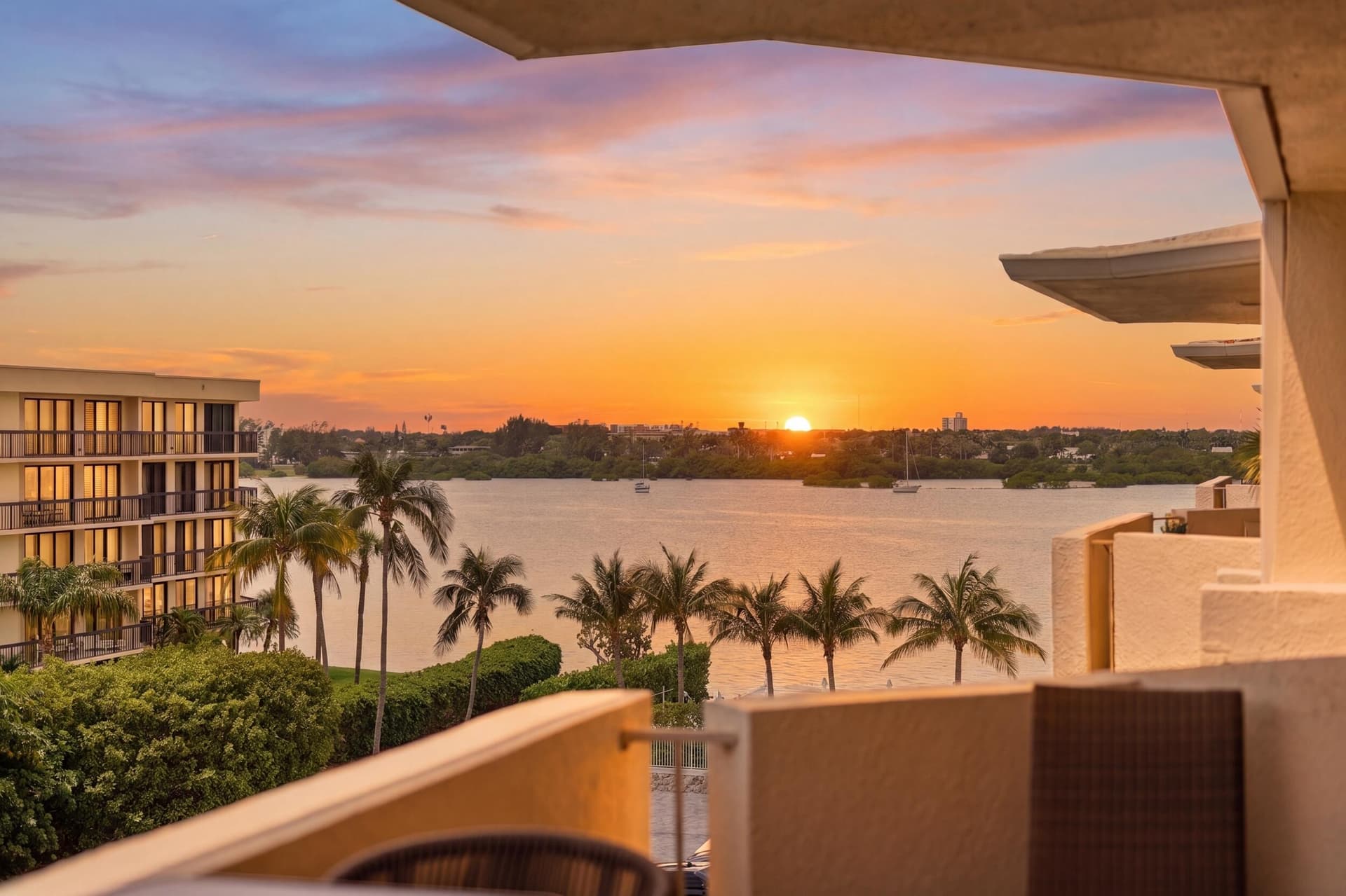 2773 S Ocean Boulevard #5140 in Palm Beach / CARLYLE HOUSE CONDO