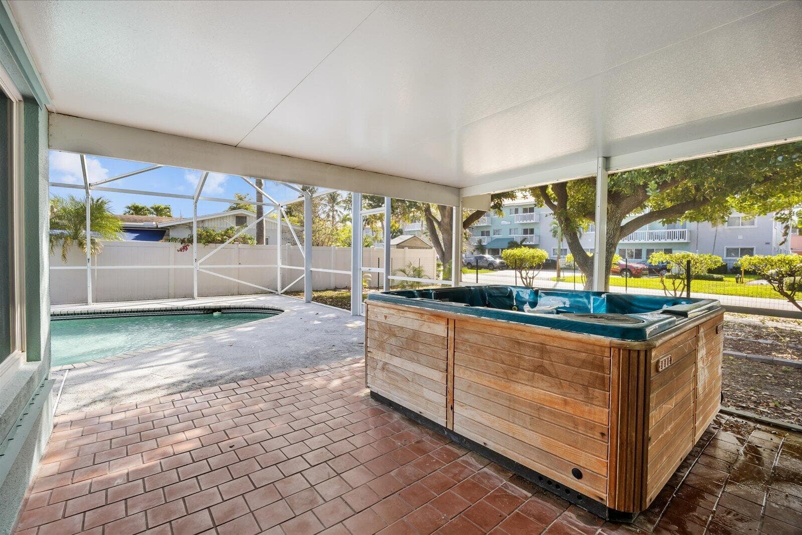 800 SE 13th Court, Deerfield Beach, FL 33441 in Deerfield Beach - property photo 5