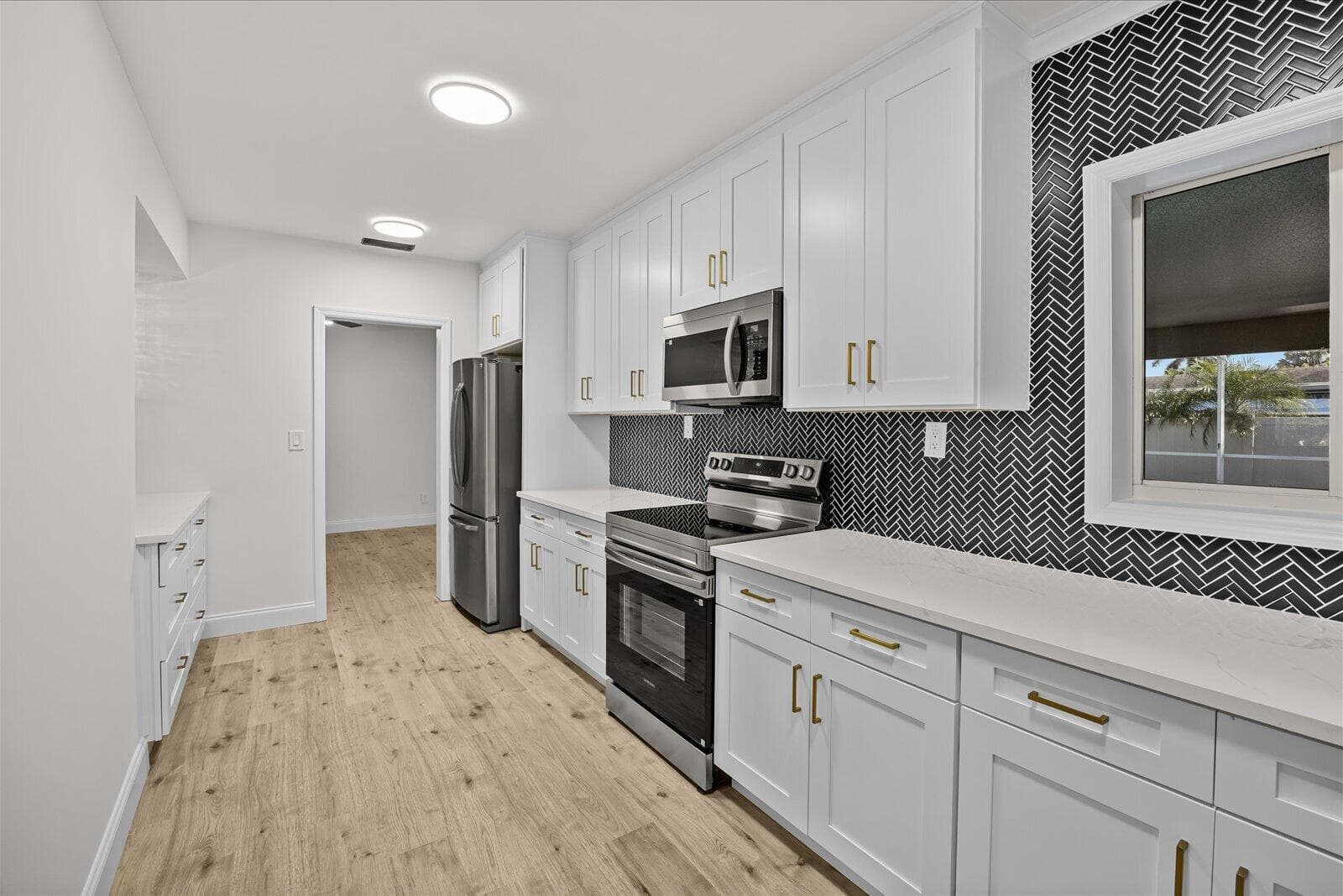800 SE 13th Court, Deerfield Beach, FL 33441 in Deerfield Beach - property photo 6