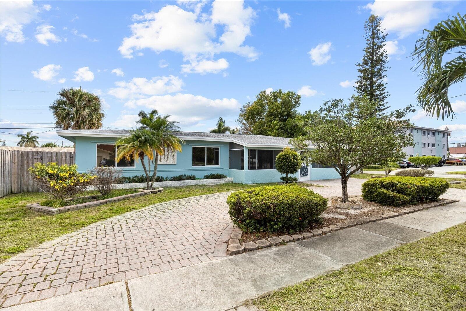 800 SE 13th Court, Deerfield Beach, FL 33441 in Deerfield Beach - property photo 8