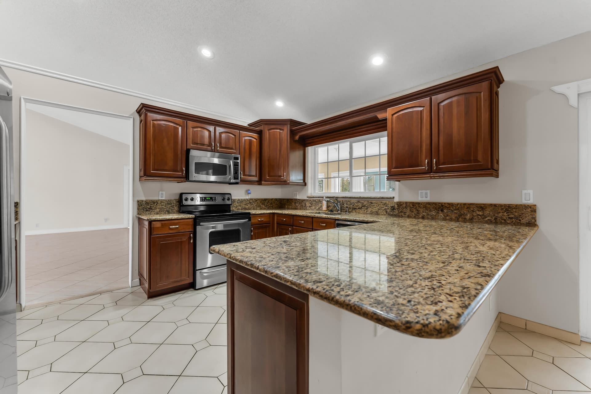 6083 SUNBERRY Circle, Boynton Beach, FL 33437 in Boynton Beach - property photo 6