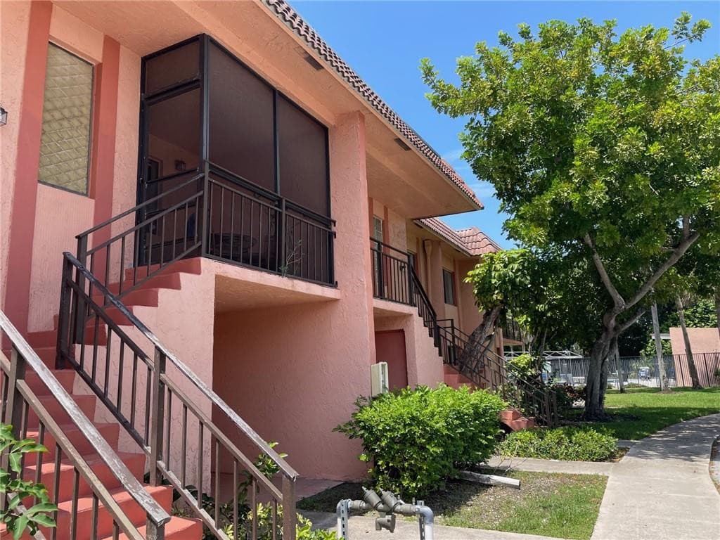 235 LAKEVIEW Drive #102 in Weston / RACQUET CLUB APARTMENTS AT