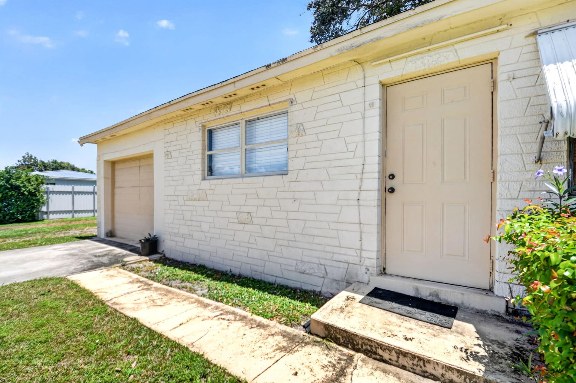 1572 Woodland Avenue, West Palm Beach, FL 33415 in West Palm Beach - property photo 3