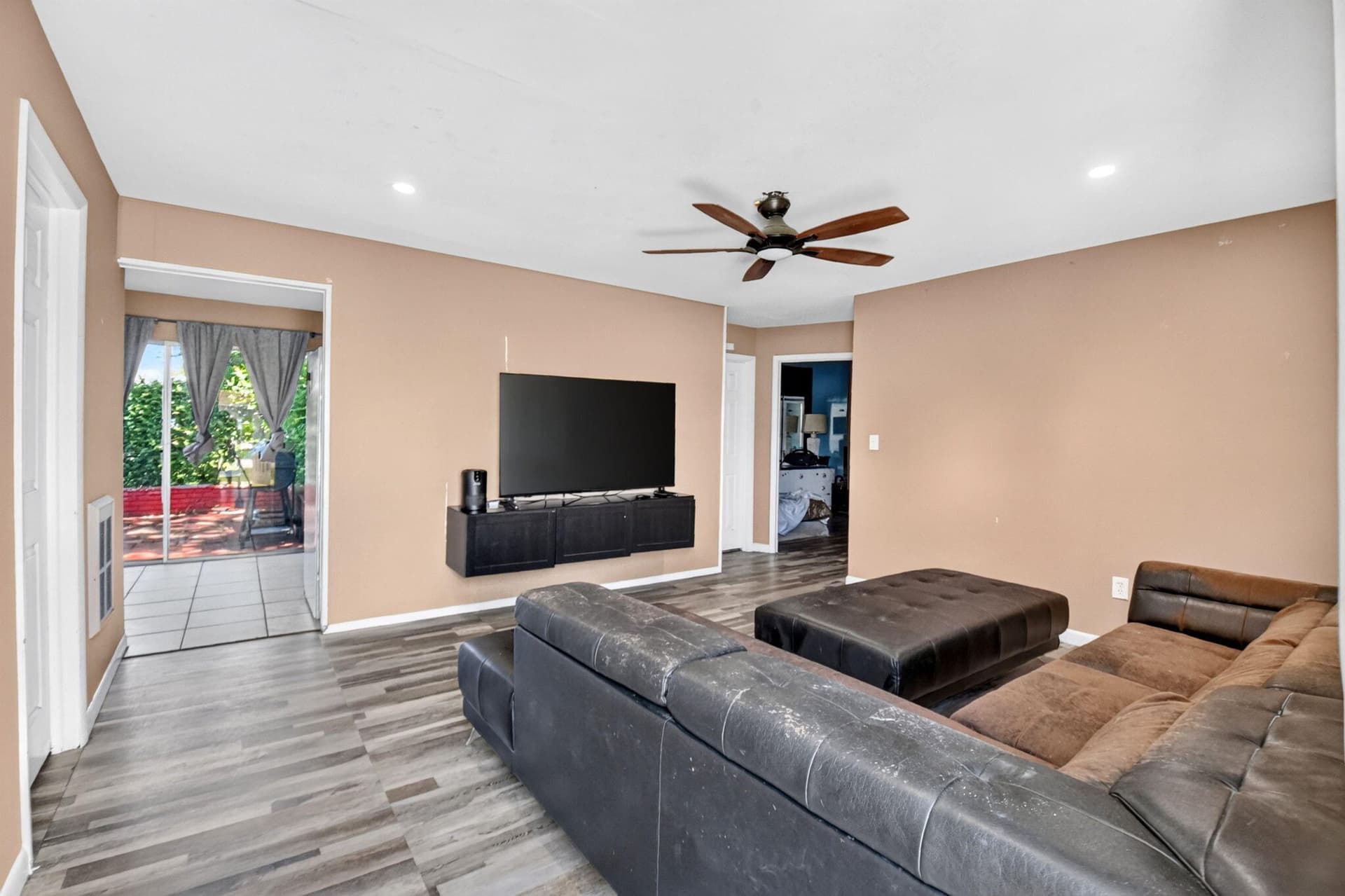 1572 Woodland Avenue, West Palm Beach, FL 33415 in West Palm Beach - property photo 4