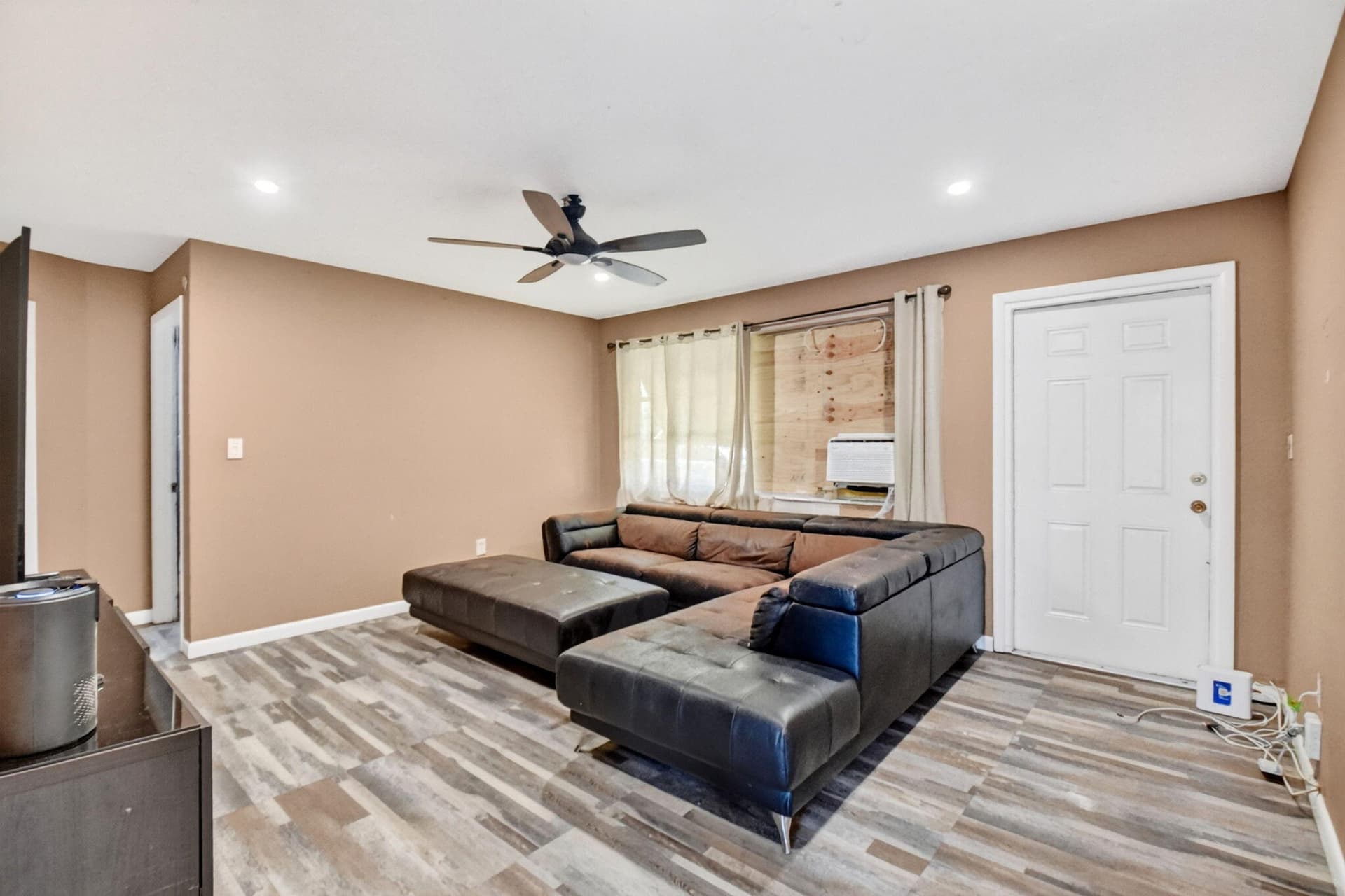 1572 Woodland Avenue, West Palm Beach, FL 33415 in West Palm Beach - property photo 5